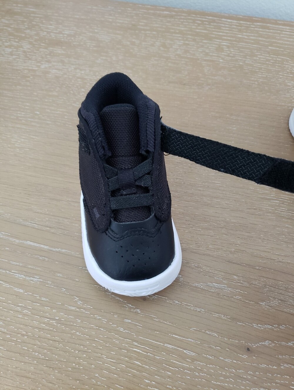 Nike Jordan Max Aura 4 Kids Black & White Sneakers - Picture 5 of 10